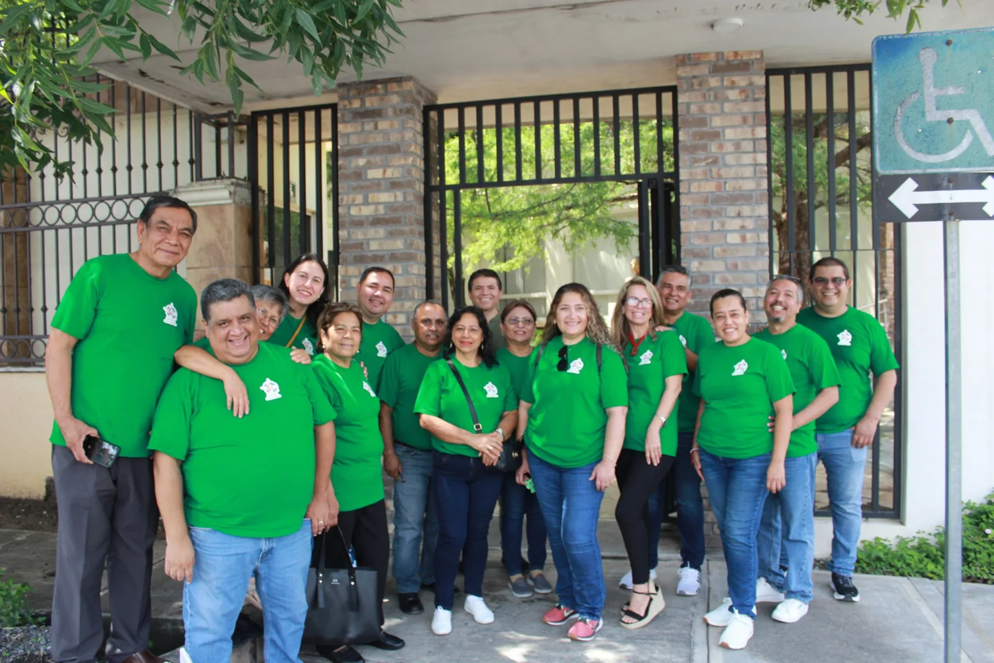 Funcionários do Asilo Anjos do Lar vestindo camisetas verdes